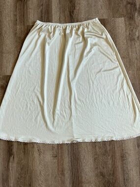 VTG Vanity Fair Slip Size 24 Medium Half Sleep Cream Tan Nylon Skirt Lingerie